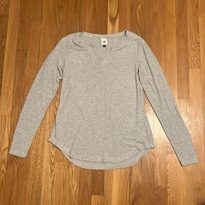 Cabi gray Long Sleeve Tee Top Sleeve Vneck size‎ small